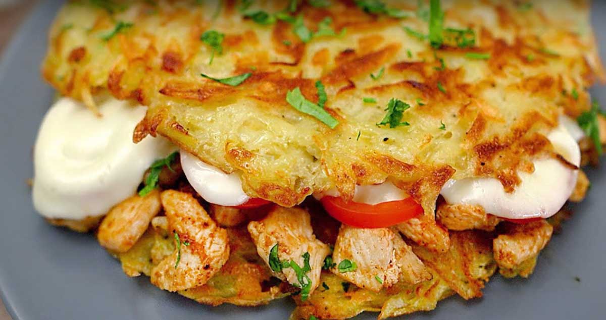 Plăcinte crocante de cartofi umplute cu carne de pui și brânză – Perfecte pentru prânz