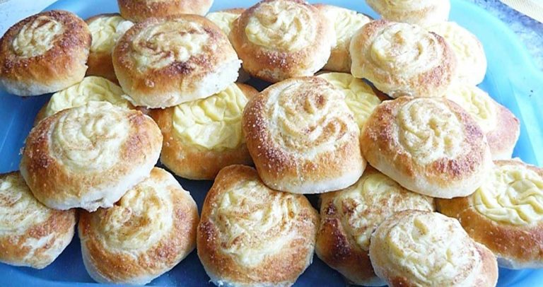 Plăcinte dospite cu cremă de brânză dulce – foarte pufoase!