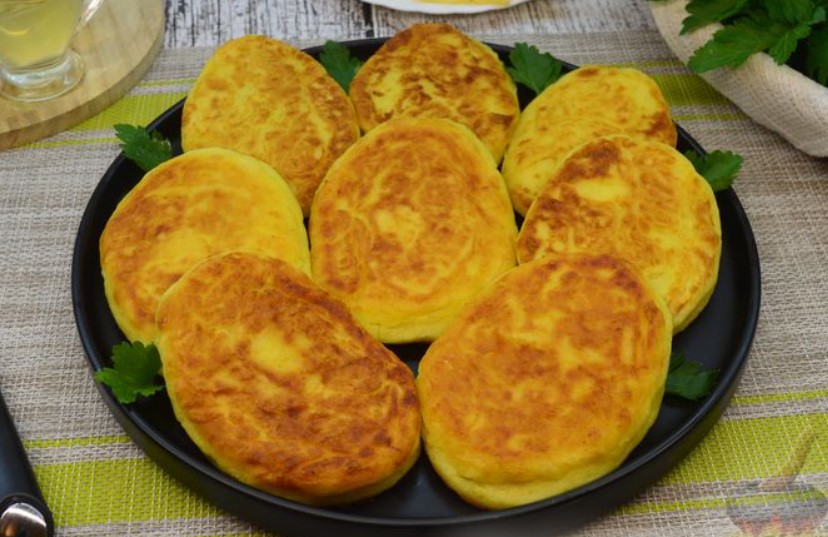 Plăcintuțe cu brânză - O rețetă perfectă pentru weekend. Salveaz-o să o ai la îndemână