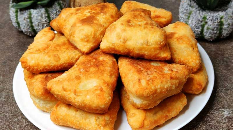 Plăcinte pufoase cu cartofi și carne tocată – cu aluat rapid fără drojdie