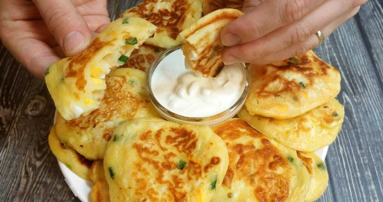 Plăcinte leneșe cu ceapă verde și ou: sățioase și moi