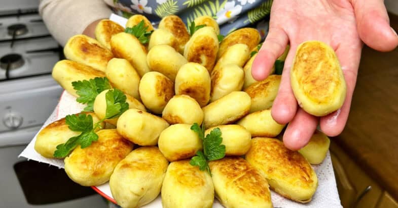 Plăcințele din cartofi umplute cu carne - este o rețetă simplă dar foarte gustoasă și cu o preparare rapidă