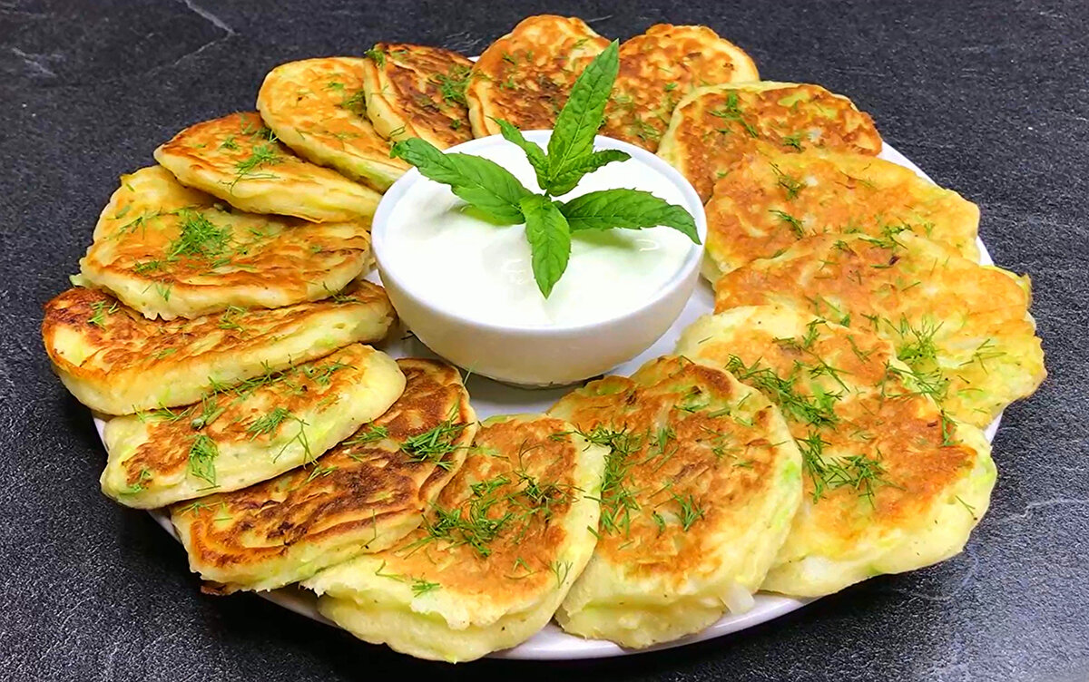 Plăcintuțe delicioase cu varză: am amestecat totul și am pus în tigaie. Iese o delicatesă gata în doar 10 minute