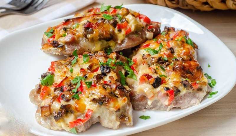 Carne de porc cu sos de smântână și cașcaval la cuptor - o rețetă rapidă și ușoară pentru masa în familie