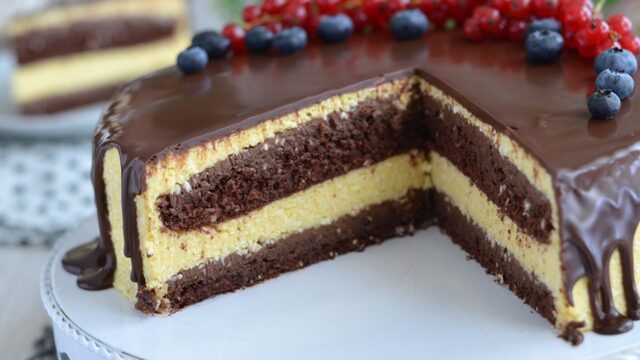 Un tort minunat cu nuci și ciocolată