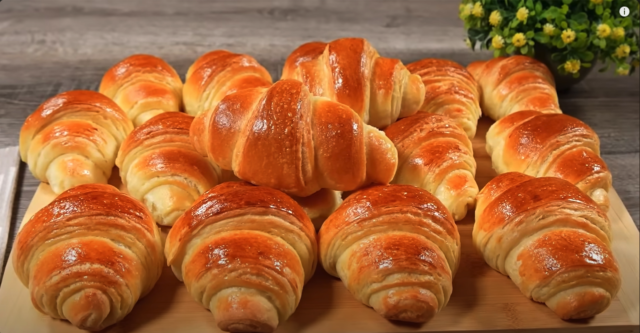 Croissante de casă din aluat pufos: Rețetă Pas cu pas