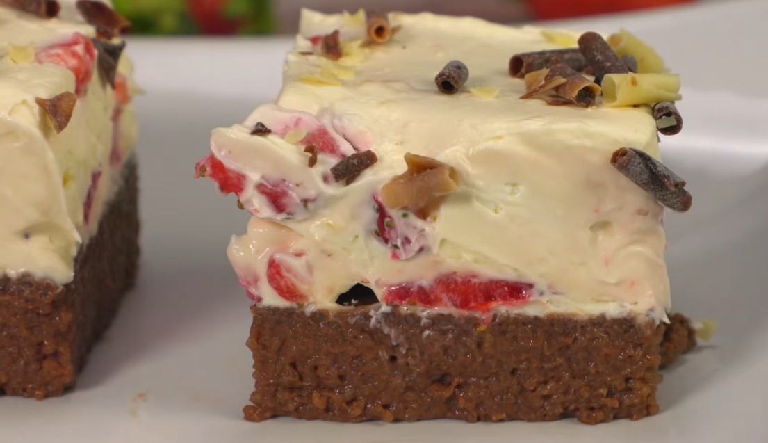 Prăjitură delicioasă cu blat de ciocolată și cremă de căpșuni