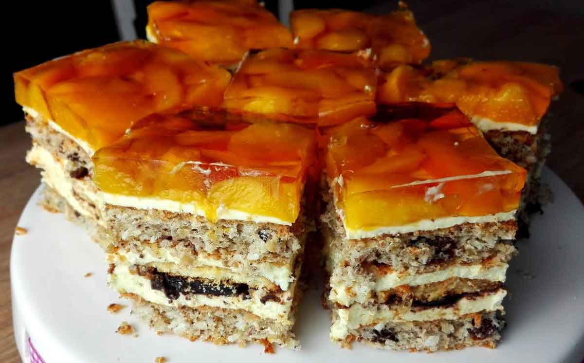 Prăjitură cu nucă și piersici - un desert al copilăriei mele. Bunica îl făcea foarte des