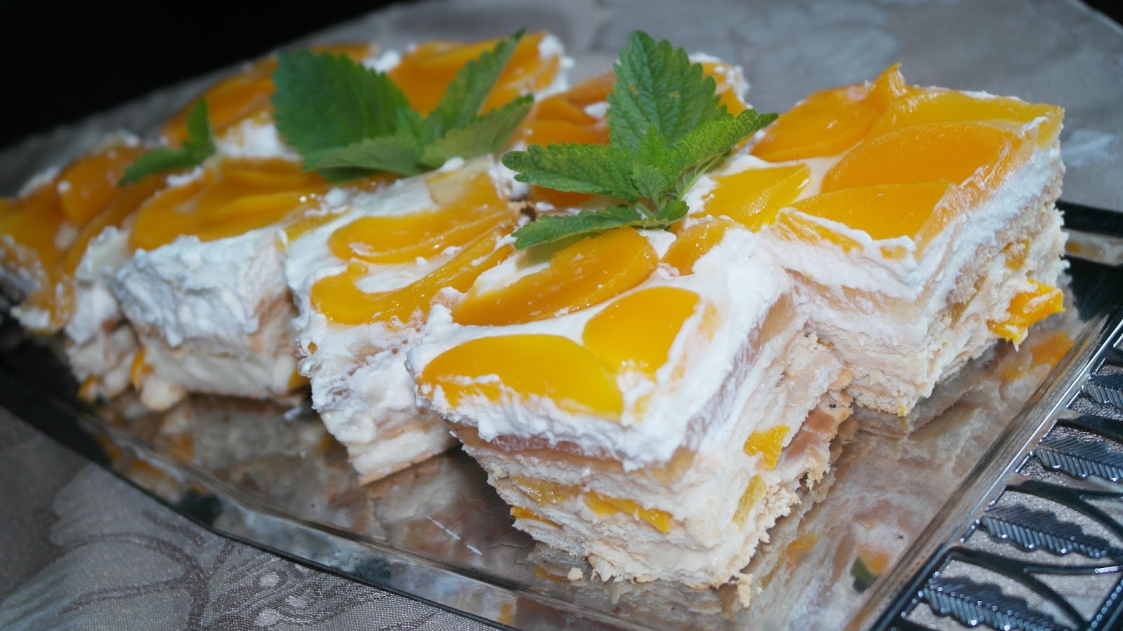 Prăjitura sandwich de piersici - un desert delicios