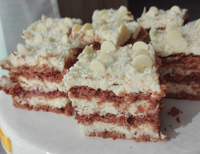 Prăjitura "Zebra" cu nucă de cocos și gem de zmeură. Fără coacere