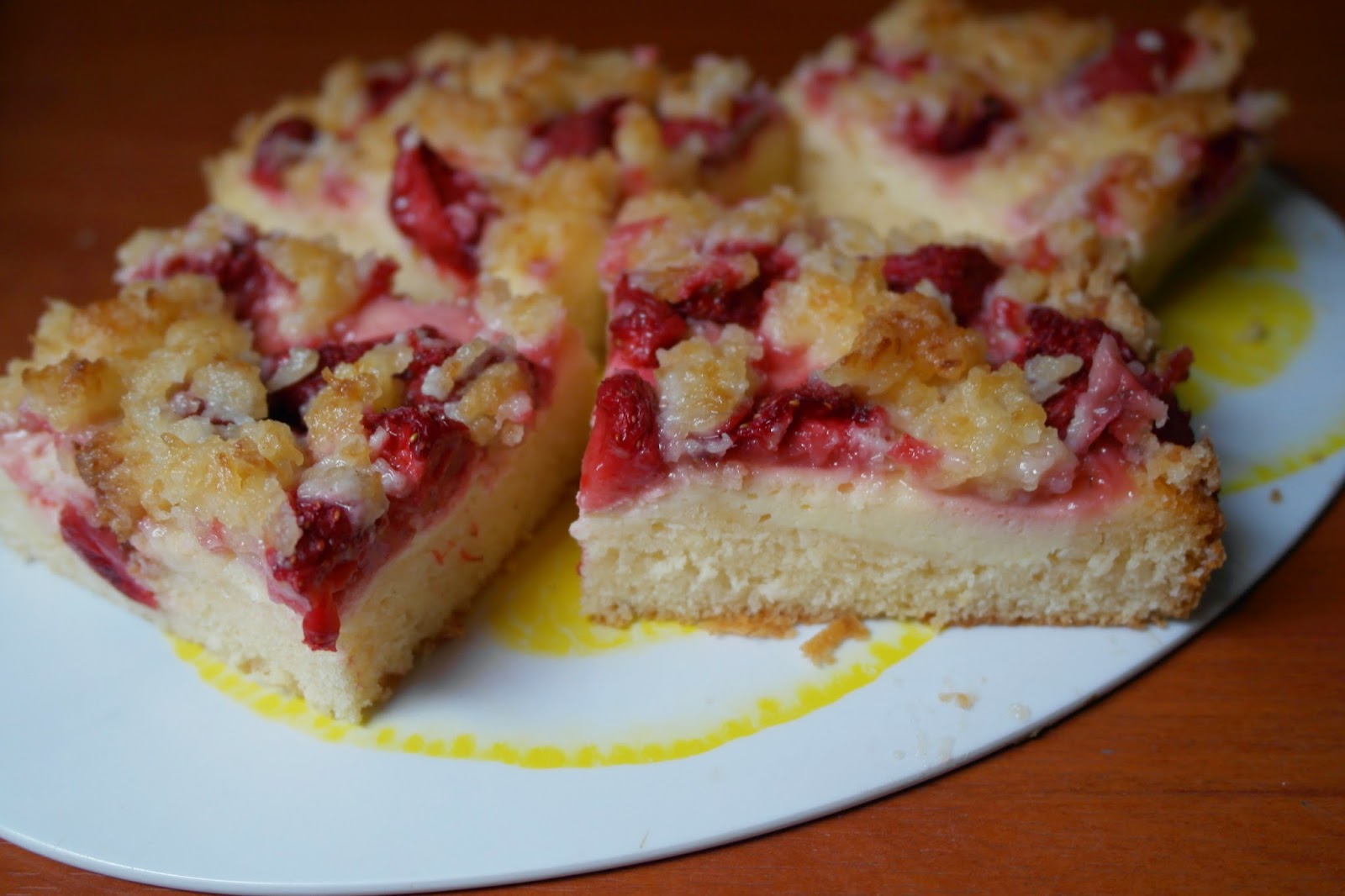 Prăjitură crumble cu căpșuni - trebuie să o încerci!