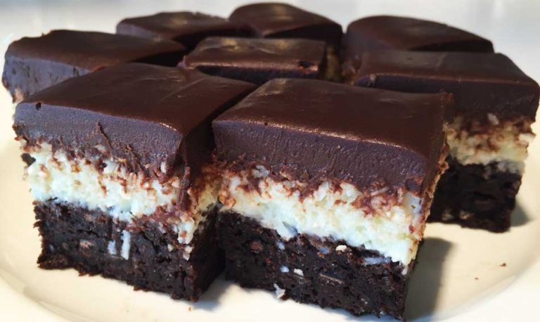 Prăjitură Bounty - Un deliciu cu nucă de cocos foarte ușor de preparat. Dă rețeta mai departe și prietenelor tale