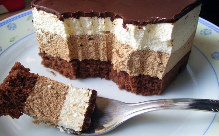 Prăjitură foarte pufoasă și aerată – cu ciocolată și frișcă