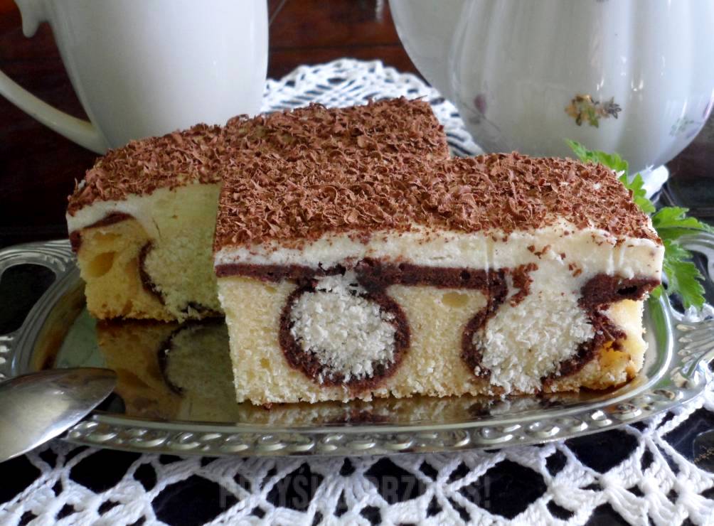 Prăjitură cu bile de cocos și cremă de unt. Are un aspect plăcut și un gust delicios.