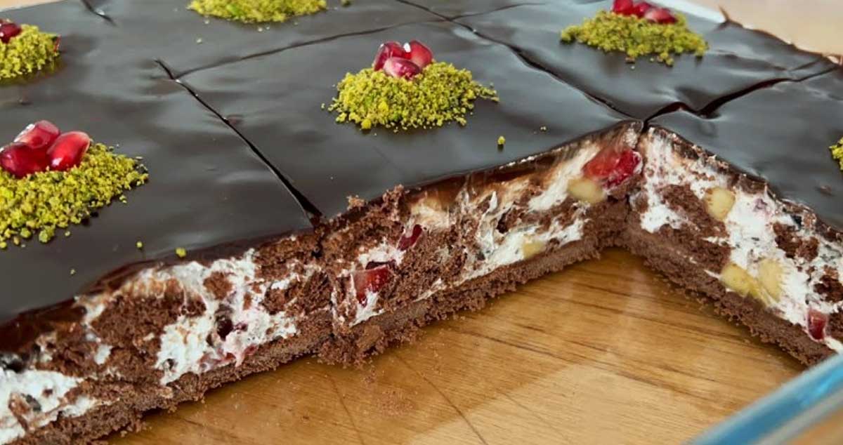 Prăjitură delicioasă cu biscuiți și fructe în tavă – nu necesită coacere