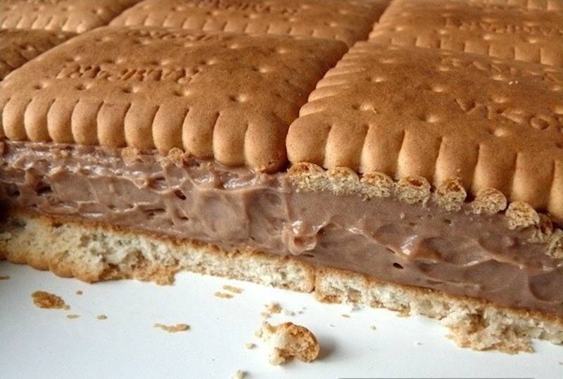 Prăjitură cu blat de biscuiți și cremă de ciocolată - un desert delicios