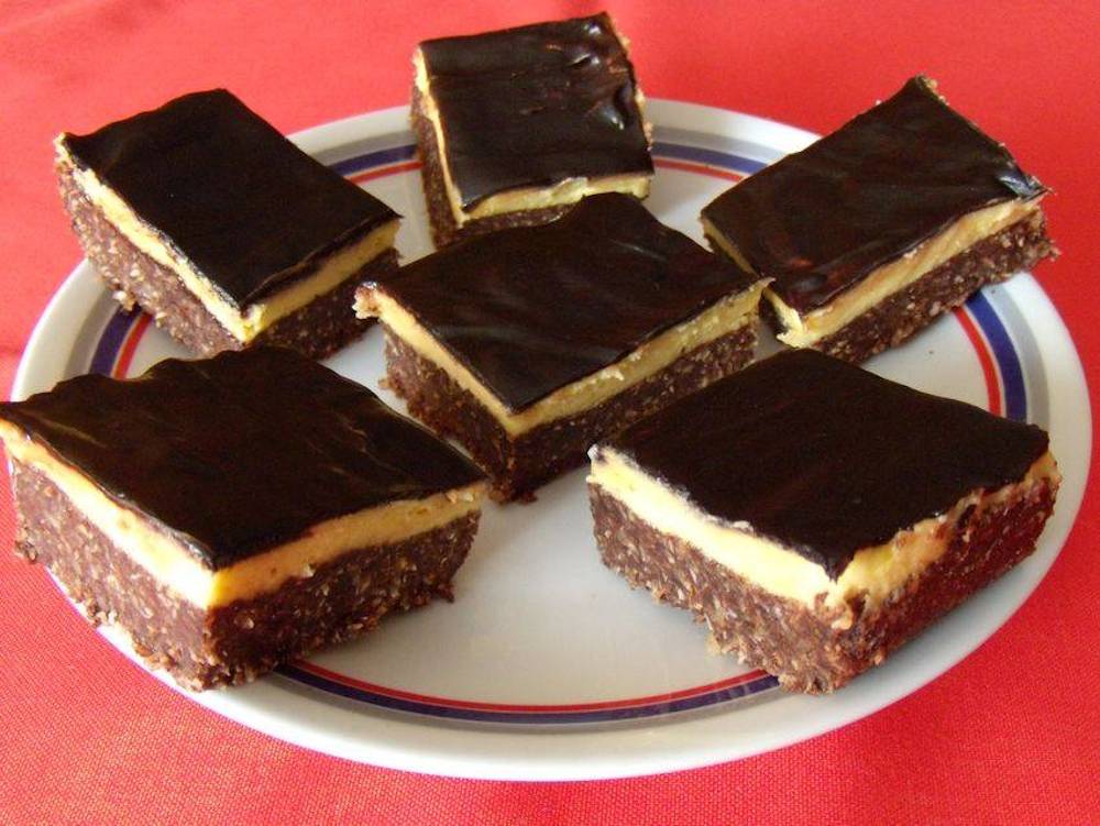 Prăjitură cu nuci și cremă de vanilie - un desert delicios de care te îndrăgostești instant