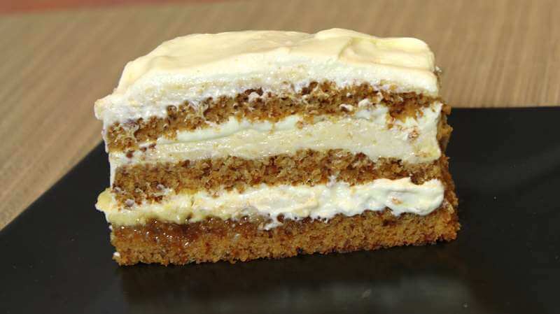 Prăjitură delicioasă cu blat de nuci și cremă de vanilie. Nu am mai mâncat de mult un desert atât de bun.