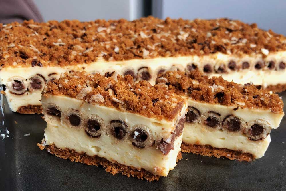 Prăjitură cu brânză de vaci și rulouri de ciocolată - un desert deosebit