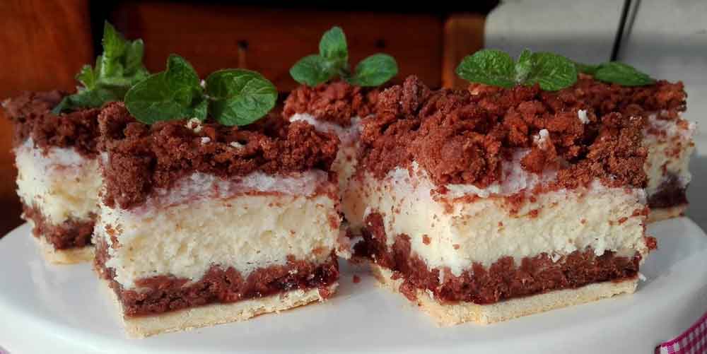 Prăjitură cu cremă de brânză și gem de prune - un desert pufos