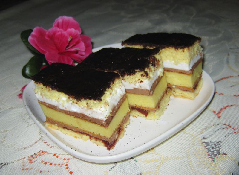 Prăjitură gustoasă cu cremă de brânză și budincă - un desert perfect pentru cei dragi