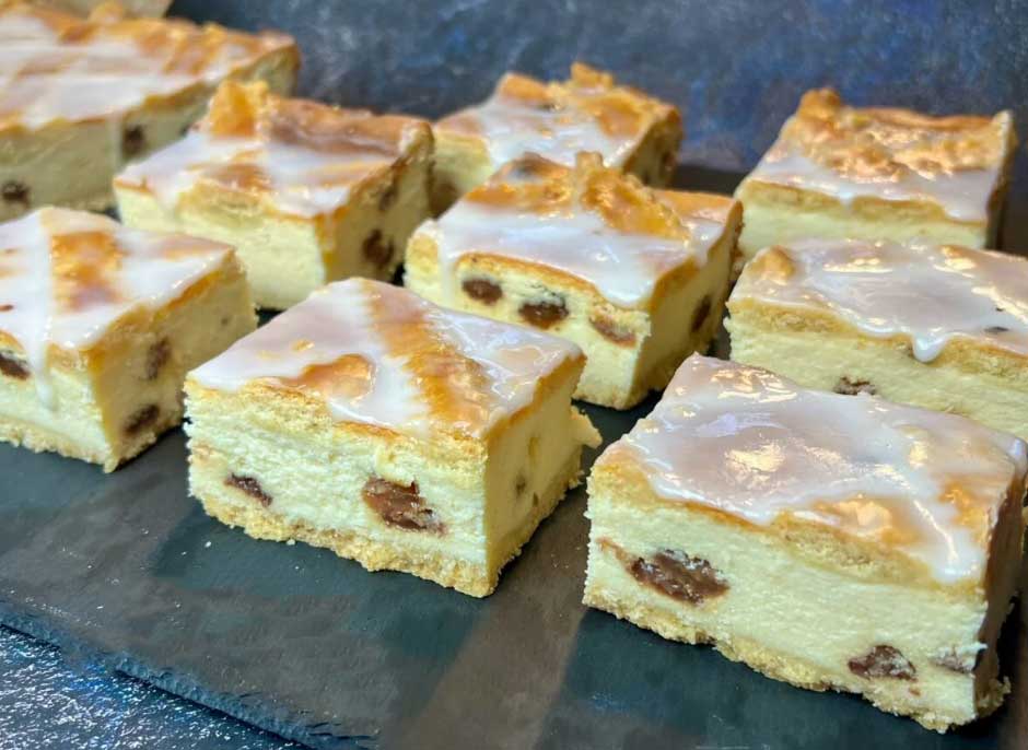 Prăjitură delicioasă de casă cu brânză și stafide - Rețetă Tradițională