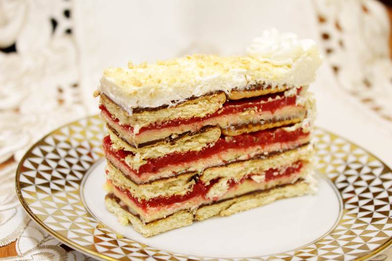 Prăjitură cu budincă de vanilie și zmeură. Te lingi pe degete de bună ce e!