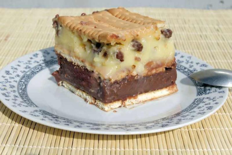 Prăjitură rapidă cu budincă și blat de biscuiți. Un desert gustos