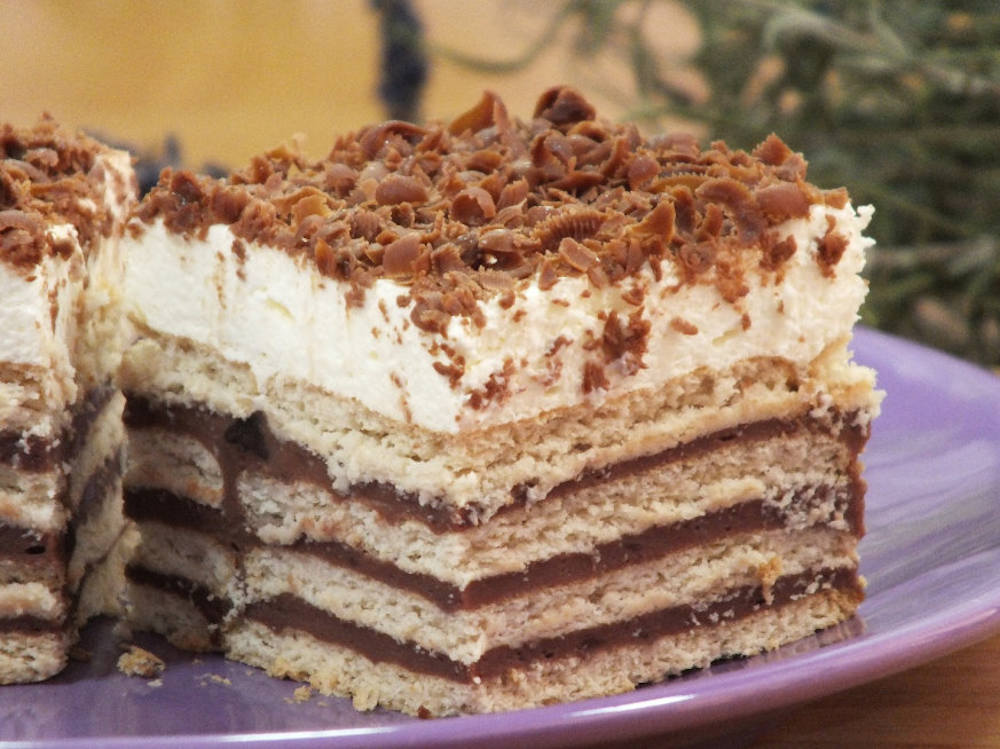 Prăjitură cu budincă de ciocolată și biscuiți - un desert încântător