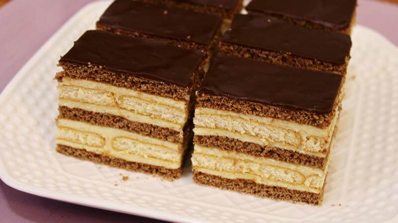 Prăjitură cu budincă de vanilie și glazură de ciocolată - un desert gustos