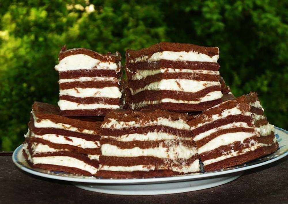 Prăjitură cu blat de cacao și cremă de unt - un desert minunat cu un gust uimitor de bun