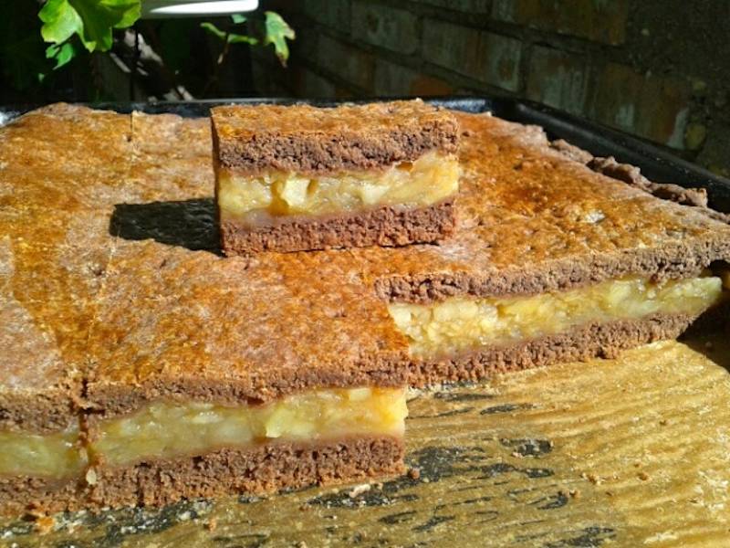 Prăjitură cu blat de cacao și umplutură de mere - un desert încântător