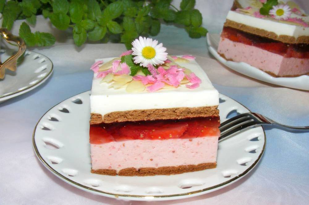 Prăjitură cremoasă cu căpșuni și biscuiți. Are un gust încântător și este fără coacere