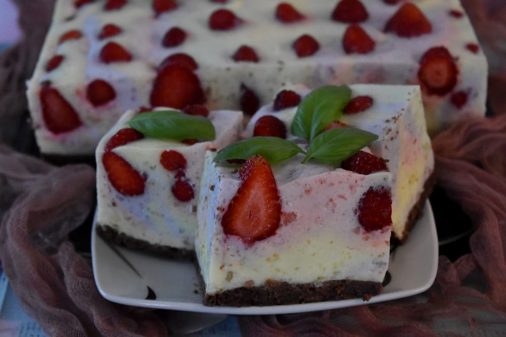 Prăjitură cu jeleu și căpșuni - un desert delicat