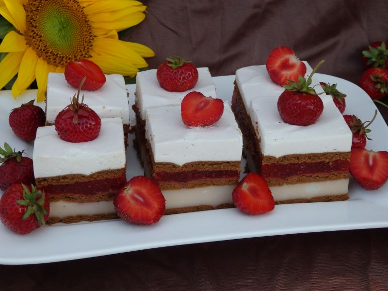 Prăjitură cu budincă și spumă de căpșuni - un desert potrivit pentru orice ocazie