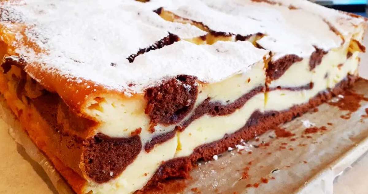 Prăjitură cremoasă cu brânză de vaci și blat pufos de ciocolată