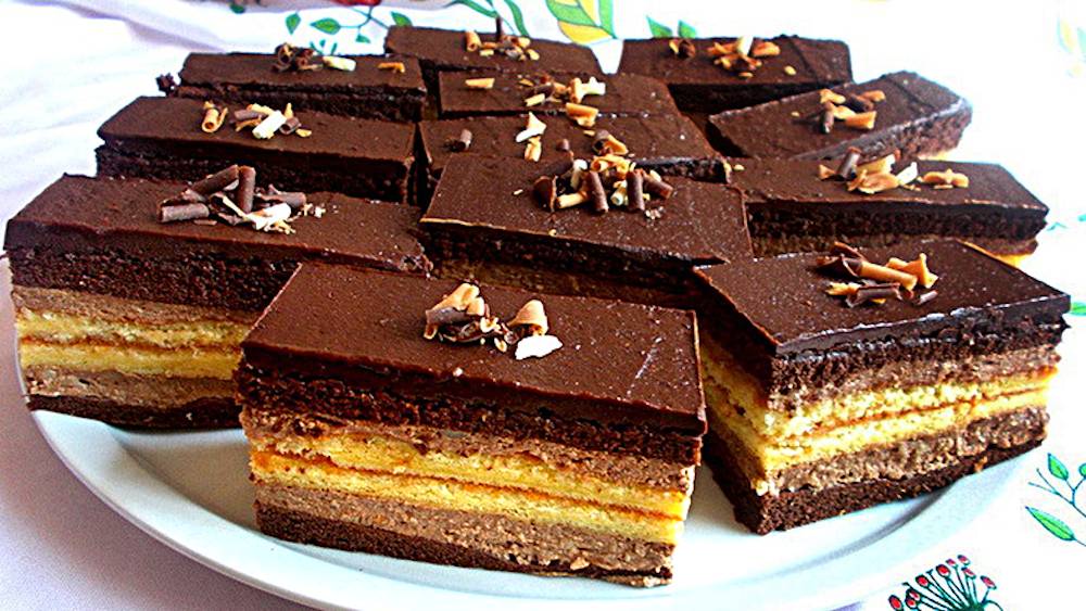 Prăjitură cu cremă de ciocolată - întreaga familie va iubi acest desert dulce