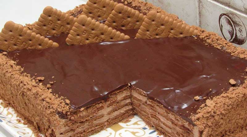 Prăjitură cu blat de biscuiți și cremă de ciocolată - desertul simplu pe care îl poate face oricine