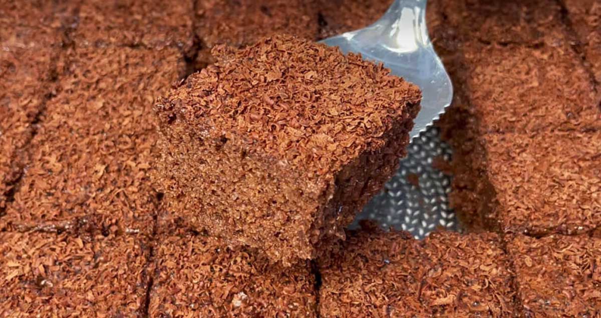 Prăjitură pufoasă și „ciocolatoasă”: Foarte ușor de făcut și super gustoasă!