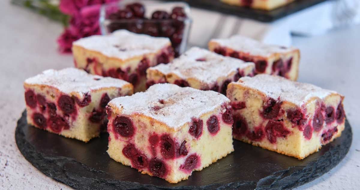 Cel mai Pufos Pandișpan cu Cireșe sau Vișine - Rețetă Pas cu Pas