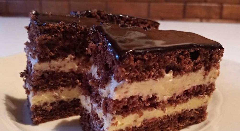 Prăjitură cu gem de cireșe și cremă de vanilie - un desert încântător cu un gust delicios