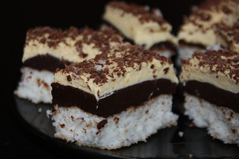 Prăjitură cu nucă de cocos și cremă de vanilie - un dulce magic!