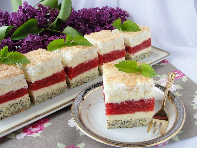 Prăjitură cu cremă de budincă și căpșuni. Este ideală pentru o ocazie specială.