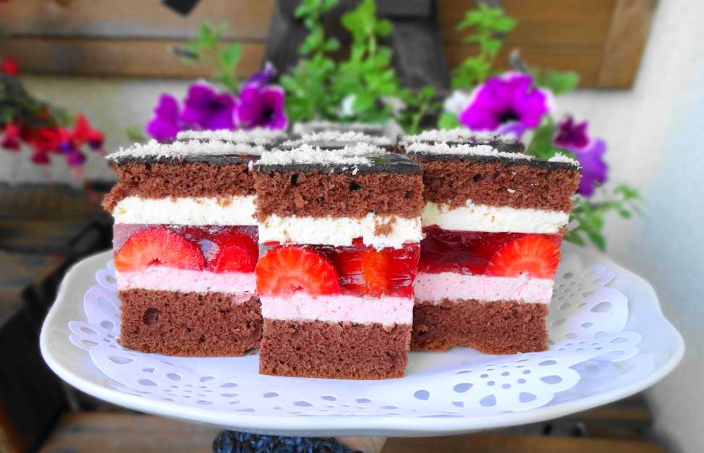 Prăjitură cu mascarpone și jeleu de căpșuni. Cu acest desert impresionezi chiar și cel mai mofturos musafir.