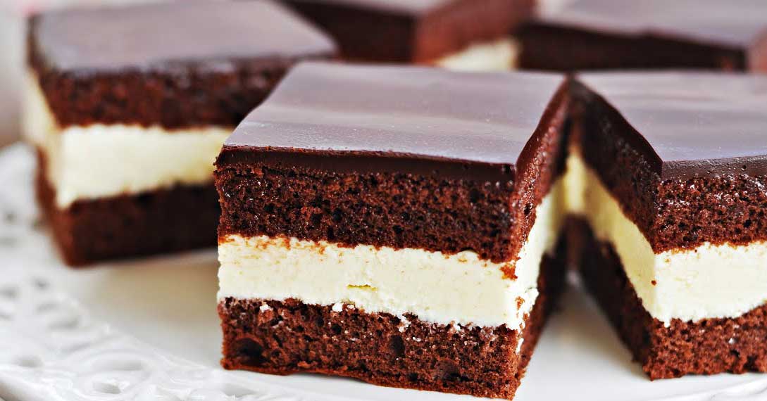 Prăjitură cu cremă de lapte și glazură de ciocolată - arată apetisant și este foarte gustoasă