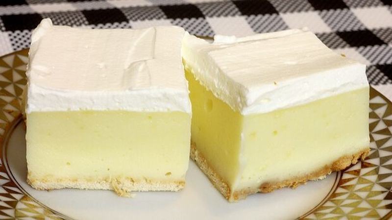 Prăjitură cu blat de biscuiți și cremă de vanilie - un desert ieftin