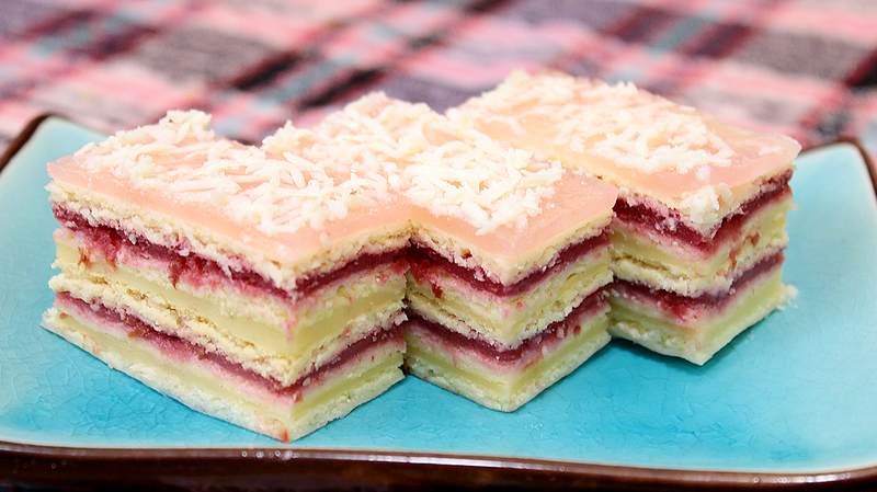 Prăjitură cu cremă de vanilie și căpșuni - un desert gustos și răcoritor