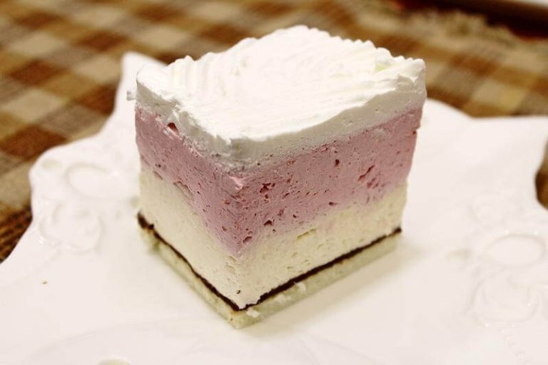 Prăjitură cu cremă de vanilie și căpșuni - un desert cremos