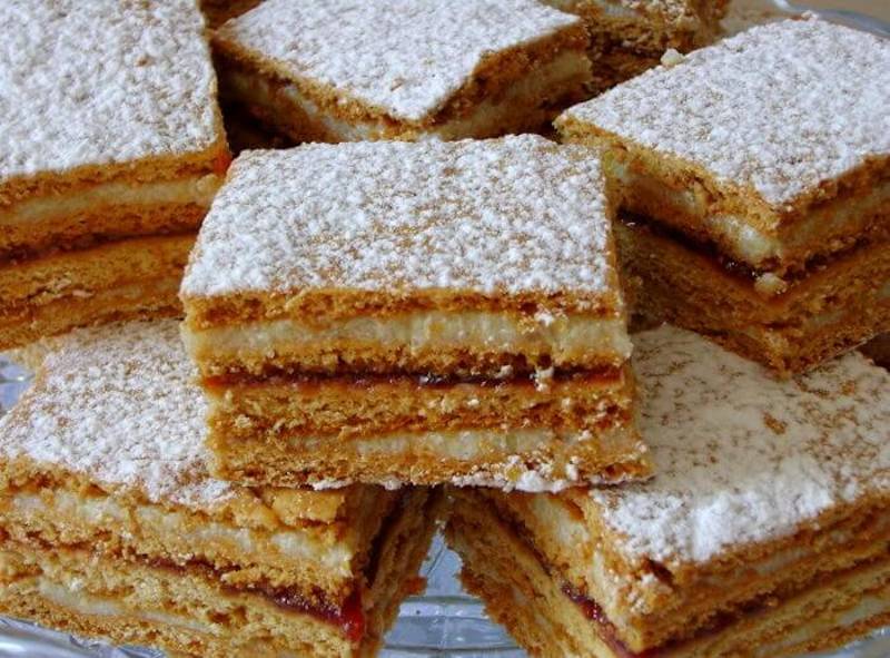 Prăjitură cu cremă de vanilie și gem de căpșuni - desertul perfect pentru zilele însorite de vară