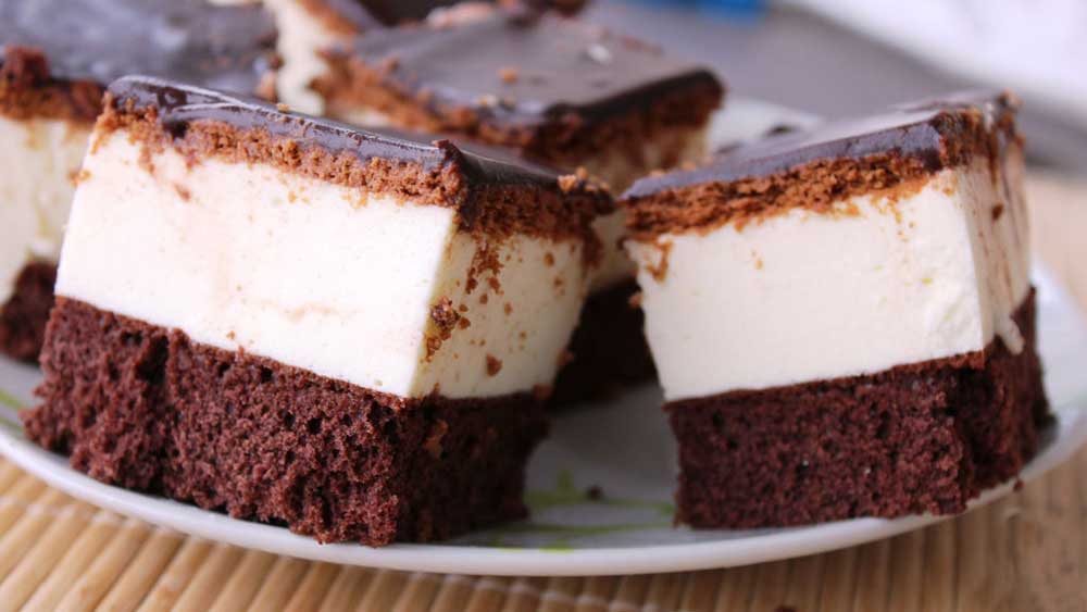 Prăjitură cu blat ciocolată și frișcă - foarte bună și super simplu de făcut